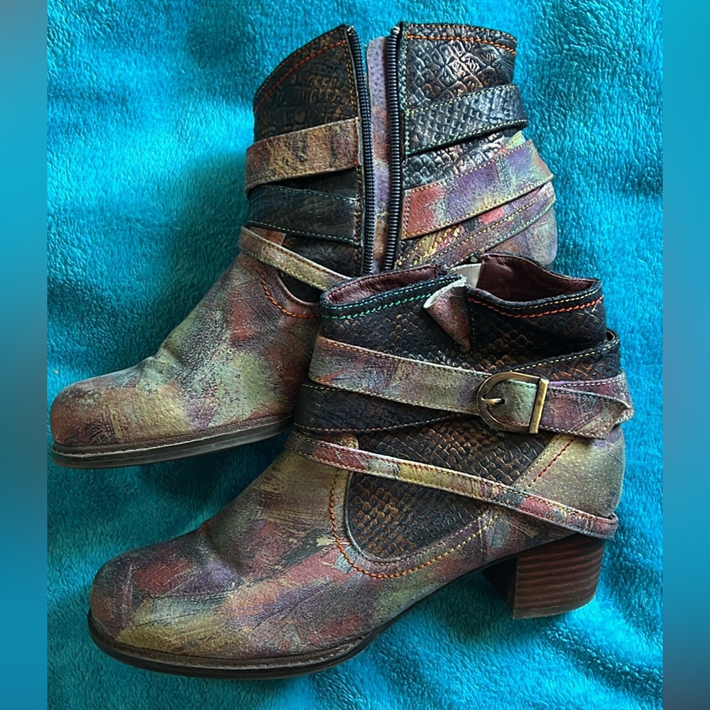 Super cute L’Artiste hand painted leather boots